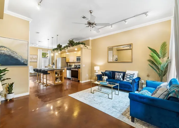 Old East Hill Townhouse *
