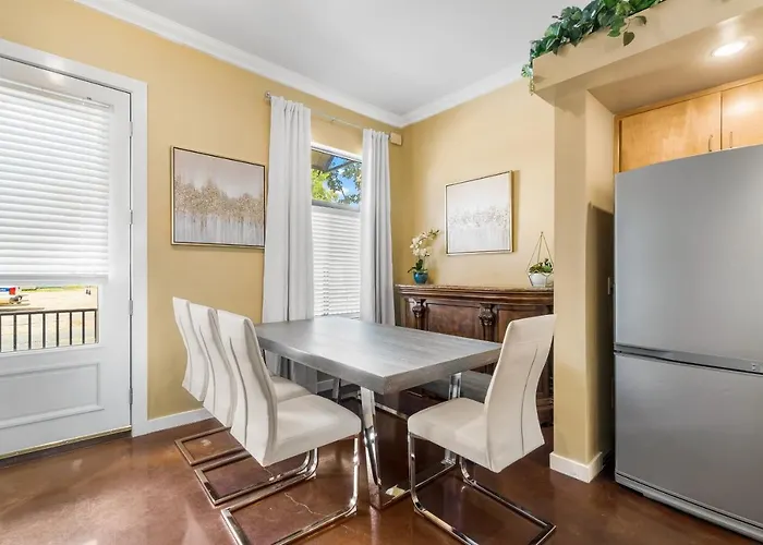 Old East Hill Townhouse *