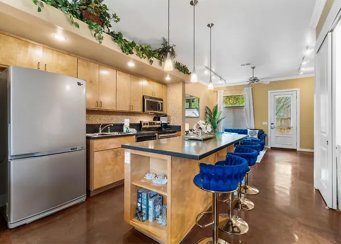 Holiday home Old East Hill Townhouse *