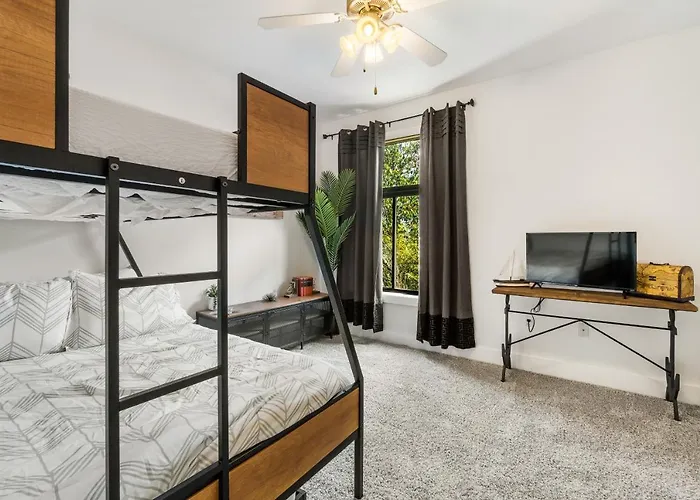 Holiday home Old East Hill Townhouse *